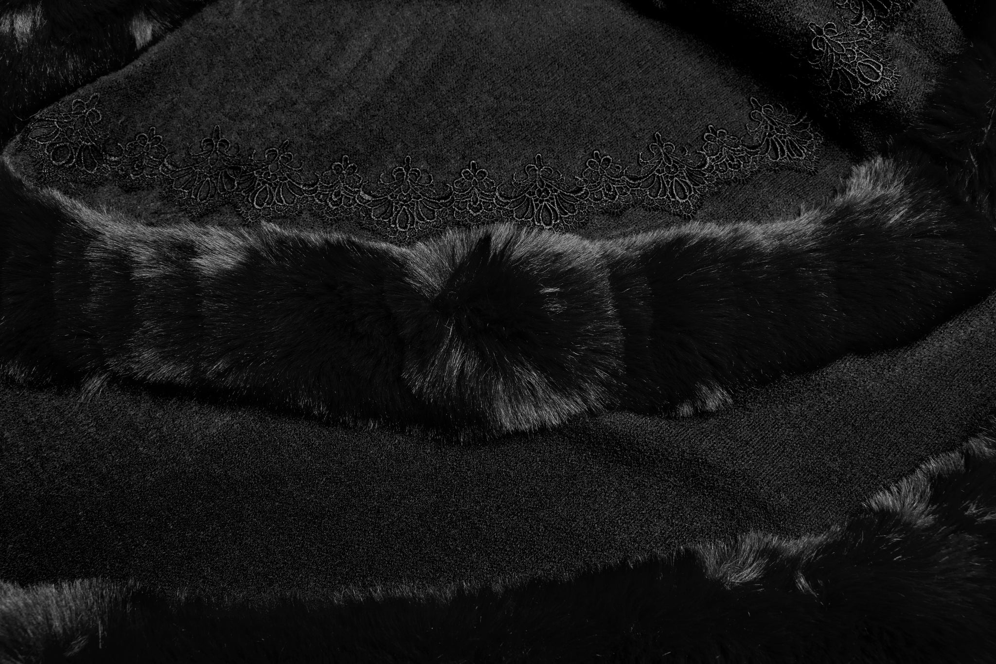 Punk Rave Elvira Faux Fur Trim Gothic Cloak in Black